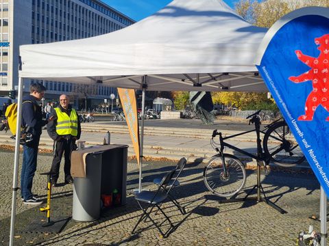 Fahrradreparaturstation mit Besucher und Betreuer