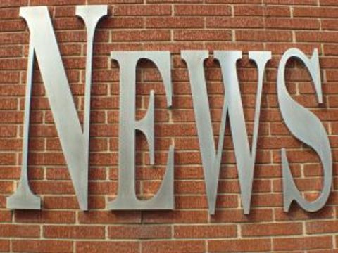 News-Schriftzug auf einer Backsteinmauer