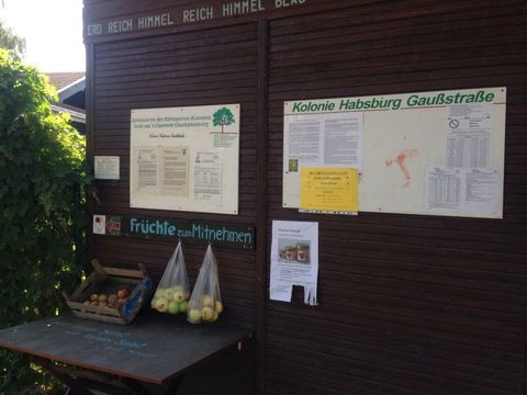 Obst und Gemuese zum Mitnehmen am Vereinshaus der Kolonie Habsburg Gaußstraße