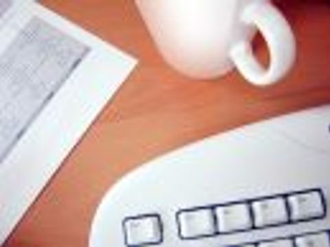 Serviceangebote werden durch ein Formular und eine Computertastatur veranschaulicht - Foto von Carl Dwyer