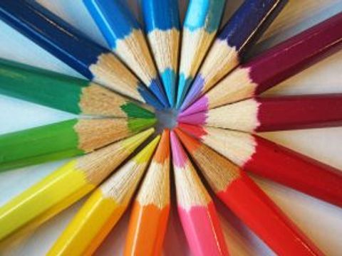 Buntstifte formen eine bunte Sonne
