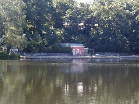 Blick auf die Steganlage des ehemaligen Freibads Halensee
