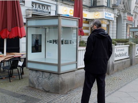 Abbildung Vitrine am Kurfürstendamm Photos aus dem Gefängnis