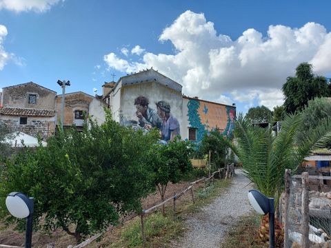 Garten und Wandgemälde in Danissini