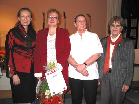 v.l. Bezirksbürgermeisterin Monika Thiemen, Tülin Hüner, Ursula Kiesling, BVV-Vorsteherin Dr. Marianne Suhr