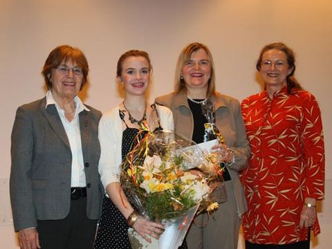Dr. Marianne Suhr, Bezirksvorsteherin mit Lina Gutheil, Marion Matusch, Büroleiterin von Frau Dr. Ulrike Gutheil und Monika Thiemen, Bezirksbürgermeisterin (v.l.n.r.) bei der 4. Preisverleihung Frauen in Verantwortung (FiV)