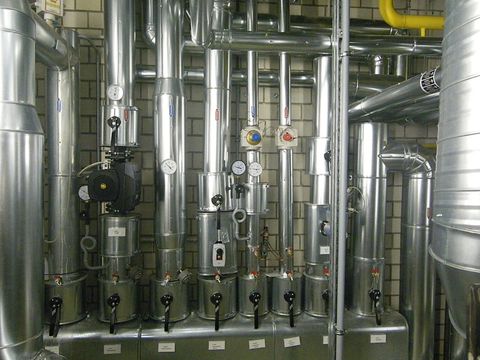 Kältemittelverteilung in der Technikzentrale der Eissporthalle in der Glockenturmstraße 14