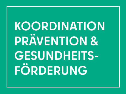 Kachel Schriftzug "Koordination Prävention & Gesundheitsförderung": rechteckige Kachel, grüner Hintergrund, weißer innenliegender Rahmen, weiße Schrift
