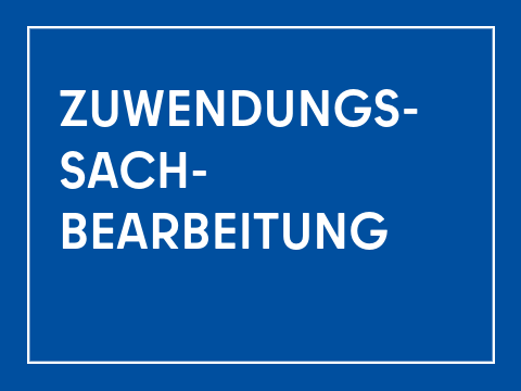 Kachel Schriftzug "Zuwendungssachbearbeitung PEP und BKD": rechteckige Kachel, blauer Hintergrund, weißer innenliegender Rahmen, weiße Schrift