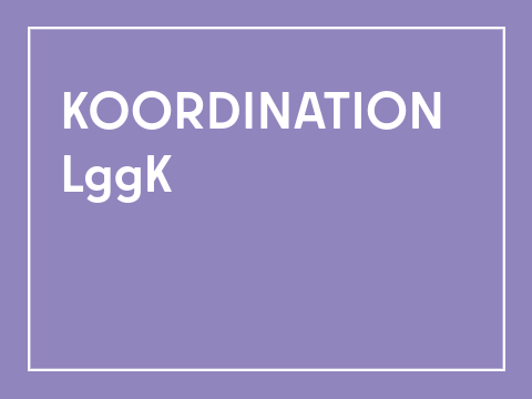 Kachel Schriftzug "Bezirkskoordination LggK": rechteckige Kachel, violetter Hintergrund, weißer innenliegender Rahmen, weiße Schrift