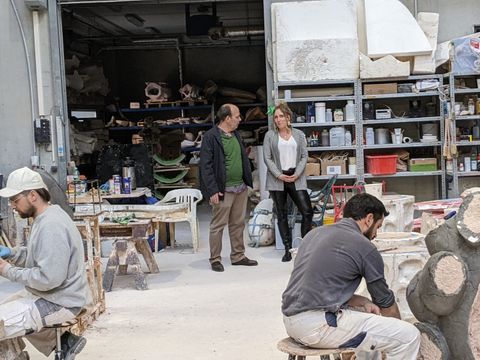 Besuch der Bezirksbürgermeisterin Kirstin Bauch beim Traditionsunternehmen Bildgießerei Noack