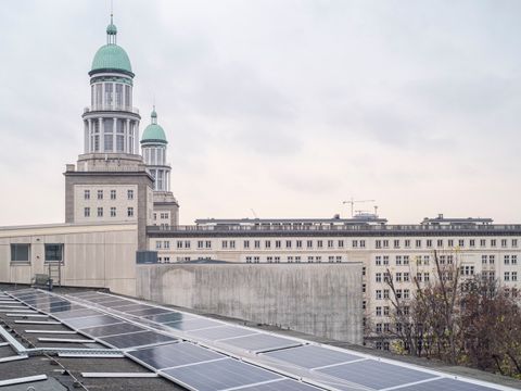 Neue Solaranlagen auf sechs Bezirksgebäuden