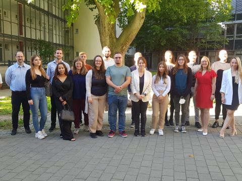 Bezirksbürgermeisterin Clara Herrmann mit den neuen Auszubildenden des Bezirksamts
