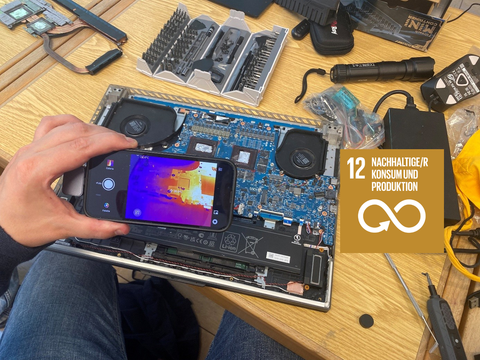 offener laptop mit wärmebildkamera davor und sdg12 logo