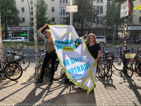 #FairerHandelBerlin: Fahnehissen mit Clara Herrmann