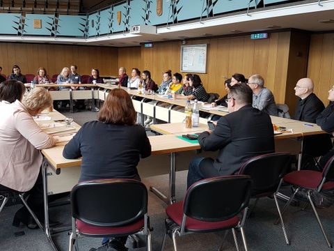 30 Personen diskutieren im Saal der Bezirksverordnetenversammlung