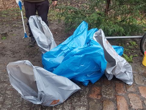 Gefüllte Müllsäcke bei der Clean-Up-Aktion im Gorlitzer Park