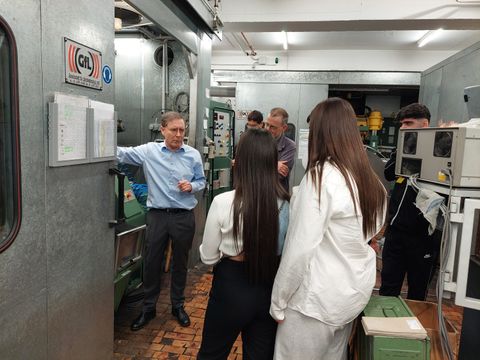 Schüler*innen beim Besuch der Firma Geisler&Schambach GmbH im Rahmen der Aktivierungs-Offensive Ausbildung