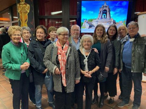 Mitglier*innen des Städtepartnerschaftsverein mit Bezirksbürgermeisterin Clara Herrmann beim Besuch in der Partnerstadt Porta Westfalica