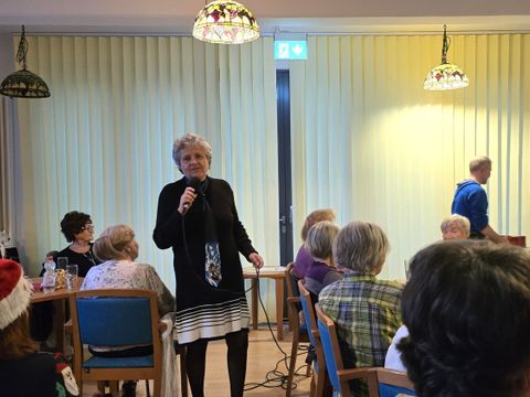 Bärbel Panthen, Bezirksvorsitzende des Unionhilfswerks führt charmant durch das Programm