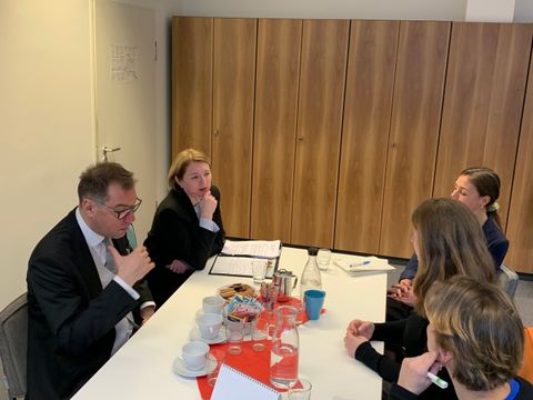 Gesprächsituation beim Besuch des ukrainischen Botschafters