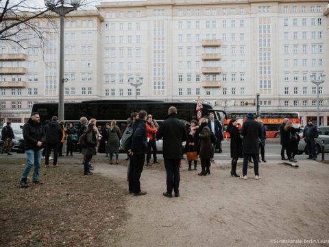 Senatsbesuch Bus auf der Karl-Marx-Allee