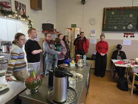 Mitarbeiter*innen der Diakonie-Tagesstätte "Wassertor" und des Bezirksamts Friedrichshain-Kreuzberg während der Begrüßung