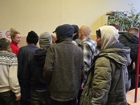 Großer Andrang von Männern und Frauen bei der Verteilung der Care-Pakete
