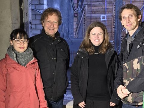 Mai Michlisch (li.) und Johannes Dumpe (re.), Co-Leitung des Stadtteilzentrums, die Bezirksbürgermeisterin Clara Herrmann und Bauleiter Volker Sütterle (2.v.li.) während des Baustellenbesuchs