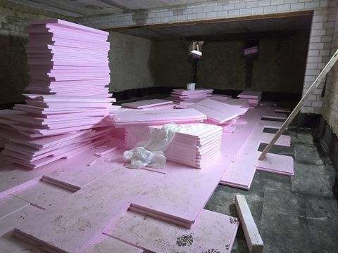 Der Boden des geplanten Gymnastikraums wird derzeit gedämmt