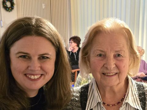Die Bezirksbürgermeisterin Clara Herrmann gemeinsam mit der stellvertretenden Landesvorsitzenden des Unionhilfswerks Annelies Herrmann in der Begegnungsstätte Friedrichshain