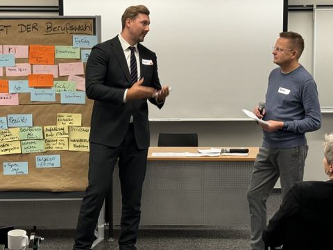 Max Kindler, Bezirksstadtrat für Jugend, Familie und Gesundheit und Peter Schulz, bezirklicher Koordinator der Jugendberufsagentur im Gespräch