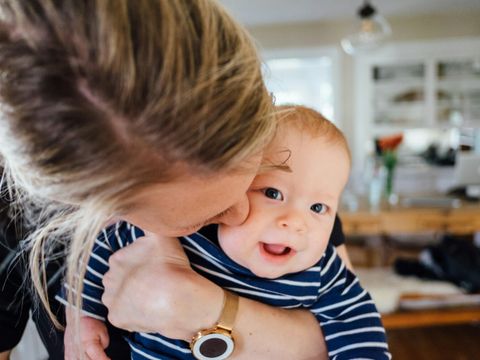 Baby auf dem Arm der Mutter