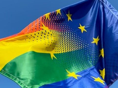 Auf dem “Equality Picnic” spielte der Sommerwind mit der Europa-Regenbogenfahne (Bild: Bezirksamt Friedrichshain-Kreuzberg)