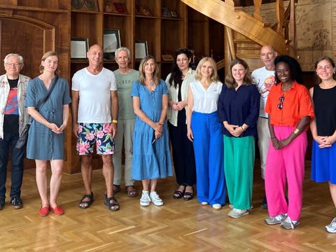 Bezirksbürgermeisterin Clara Herrmann (grüne Hose) gemeinsam mit Regierungsmitgliedern der Stadt Szczecin, Mitgliedern des BVV, und ihrer Friedrichshain-Kreuzberger Delegation in der Rathaus-Bibliothek (Bild: Bezirksamt Friedrichshain-Kreuzberg)