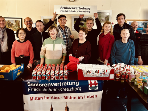 Die freiwilligen Helfer*innen der Seniorenvertretung Friedrichshain-Kreuzberg bekam Unterstützung von Bezirksstadtrat Andy Hehmke (mi.) und Pascal Meiser (4.v.li,)