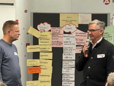 Peter Schulz, bezirklicher Koordinator der Jugendberufsagentur im Gespräch mit Wolfgang Steinherr, Vorsitzender der Geschäftsführung Agentur für Arbeit Berlin-Mitte