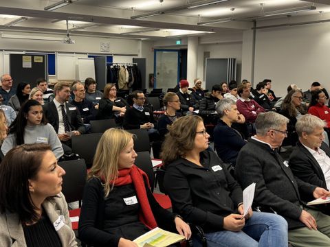 50 geladene Gäste stellten sich dem Gespräch mit jungen Menschen