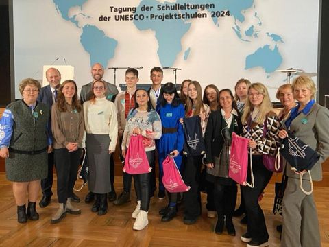 Gruppenfoto der Delegation von Lehrkräften und Schüler*innen aus dem Partnerbezirk Kyjiw-Darnyzja sowie aus den Städten Charkiw und Odessa