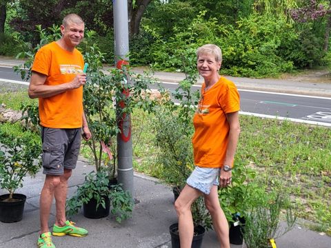 Dunja Schuh und Lothar Zech (Lebendige Stadtgärtnerei) setzen auf heimische Kleinsträucher