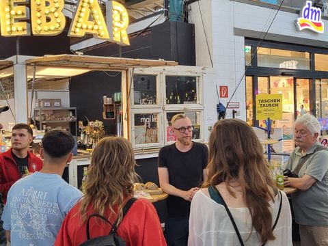 Olivier Witzkewitz empfängt uns mit eisgekühlter Apfelsaftschorle und ausgewählten Köstlichkeiten in der Markthalle Neun (Bild: Sabine Böhnig)