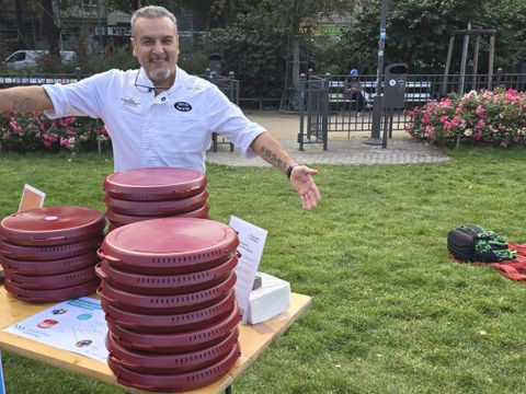 Sahin Ciftei, Zeus Pizza & Pide, bietet gemeinsam mit fünf weiteren Betrieben im Bezirk die neue Mehrwegbox für Pizzen an