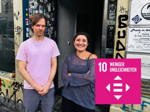 Alexander Schwartz und Mónica Pessoa vor dem Bürogebäude der KuB in der Oranienstraße.