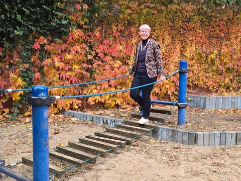 Monika Glaser läuft symbolisch über eine Spielplatzbrücke