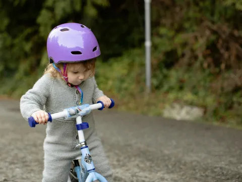 Kleinkind auf Fahrrad