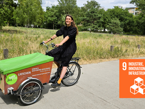 Olga Gathmann, Sprecherin der fLotte Kommunal fährt das Lastenrad "Lieschen" sicher durch den Park am Gleisdreieck
