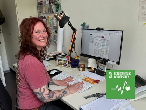 Romy Kistmacher am Schreibtisch in einem Büro