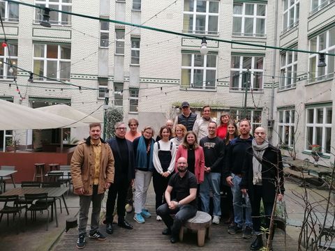 Teilnehmer*innen des Runden Tisch Tourismus auf einem Innenhof