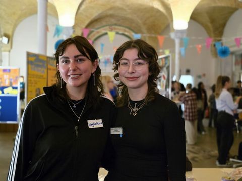 Zoé Jamilia Köksal (re) ist gemeinsam mit ihrer Kommilitonin Magdalena Josefa Stuhler (li) im Projekt „Deutschkurs für Geflüchtete“ aktiv