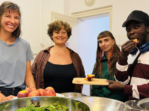Beim gemeinsamen Kochen im Kreuzberger Nachbarschaftshaus Urbanstraße (NHU) wurde viel gerettetes Obst und Gemüse verarbeitet